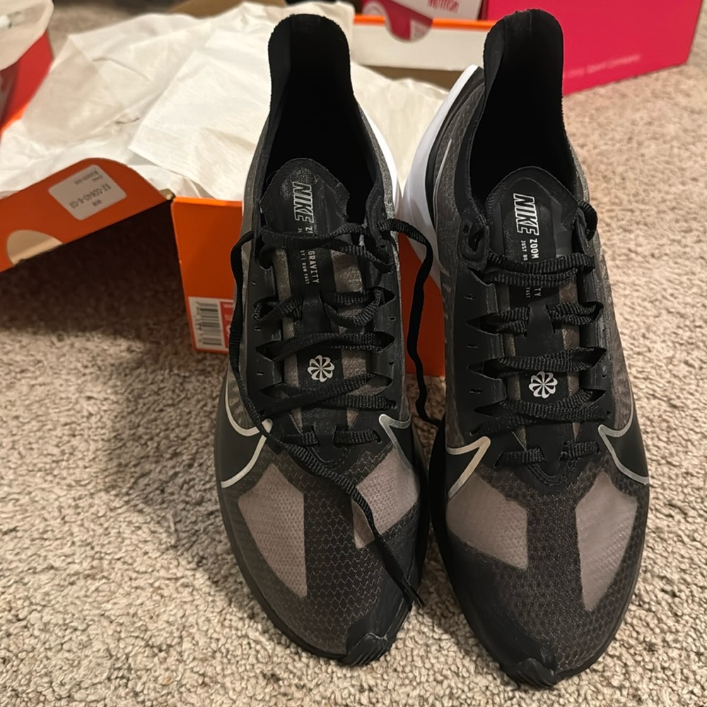 NWT women’s 9.5 Nike zoom gravity blk / metallic silver